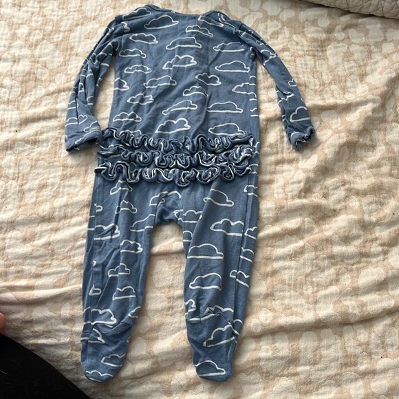 SpearmintLOVE bamboo ruffle footie - Picture 2 of 2